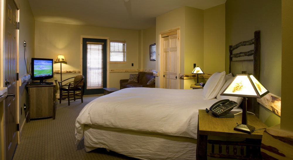 Hope Lake Lodge & Indoor Waterpark Cortland Exterior photo