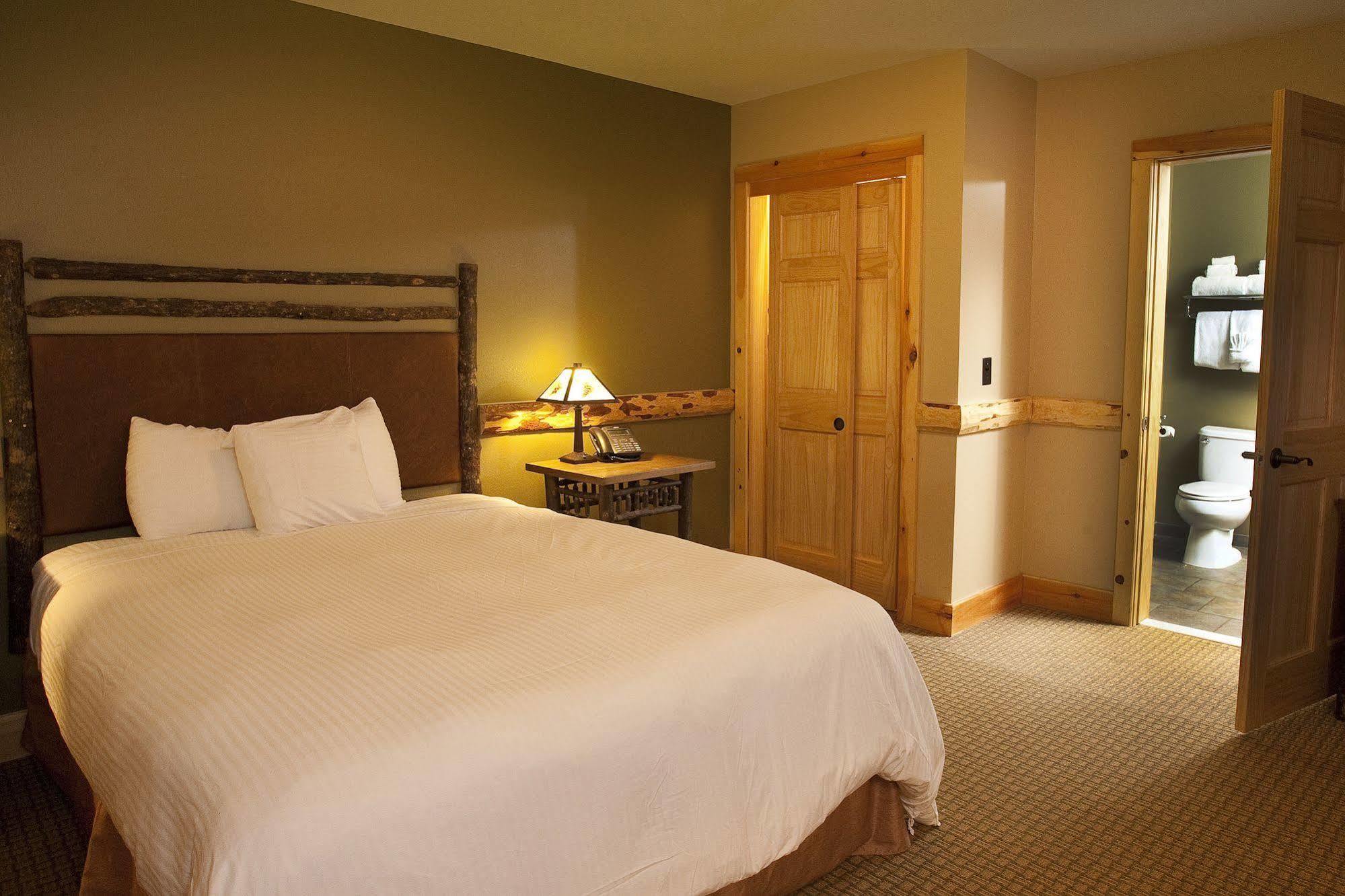 Hope Lake Lodge & Indoor Waterpark Cortland Exterior photo