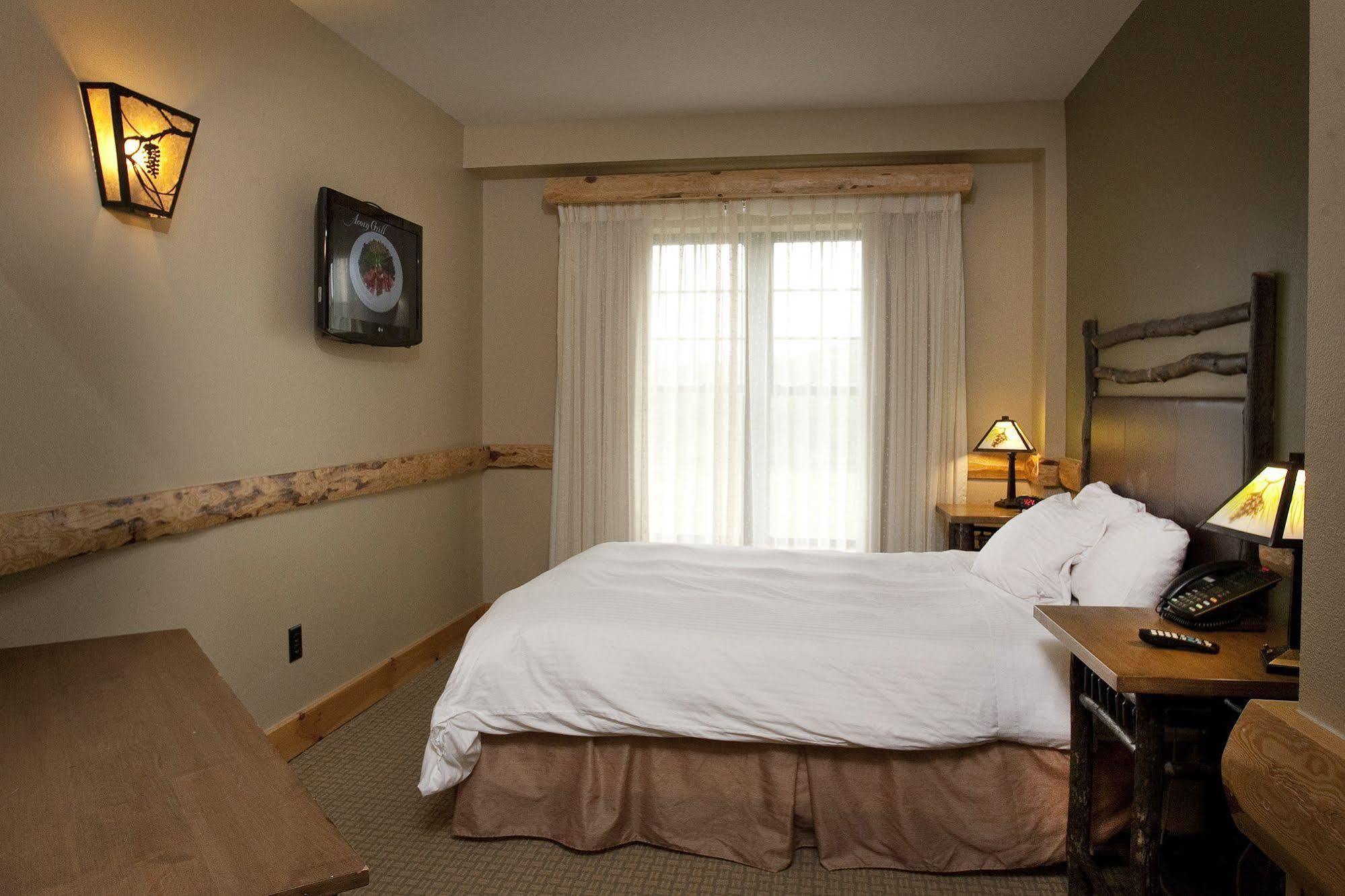 Hope Lake Lodge & Indoor Waterpark Cortland Exterior photo