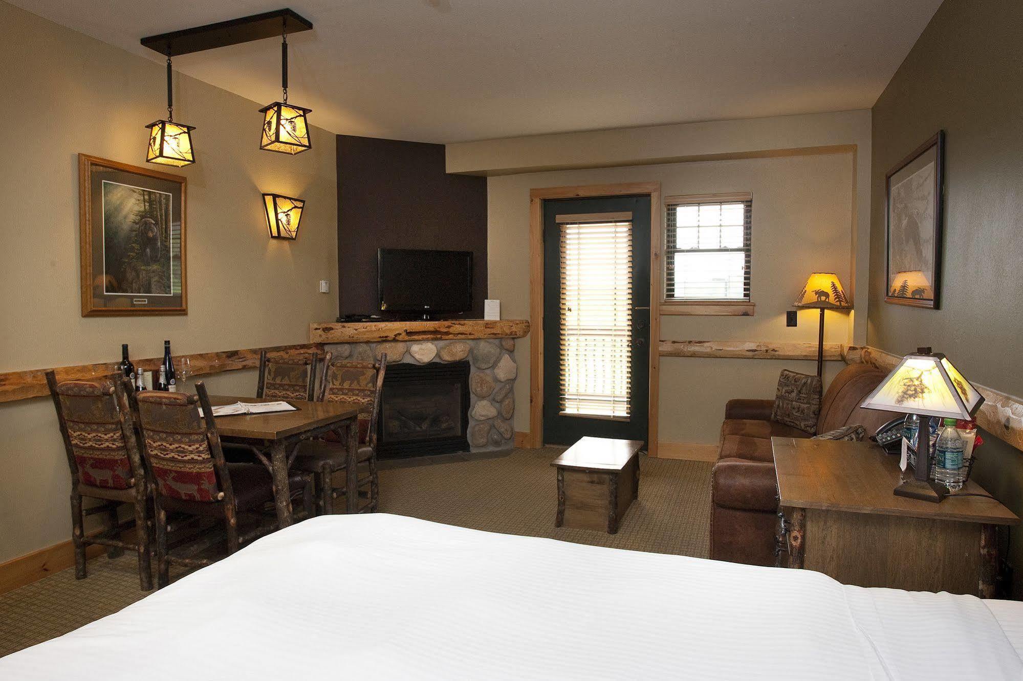 Hope Lake Lodge & Indoor Waterpark Cortland Exterior photo