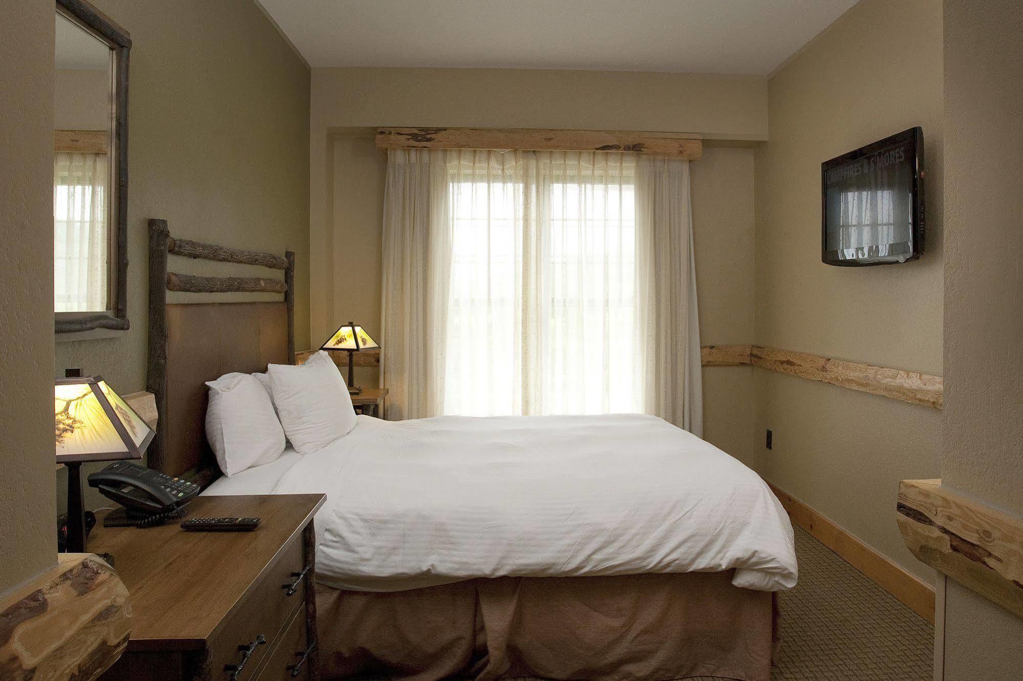 Hope Lake Lodge & Indoor Waterpark Cortland Exterior photo